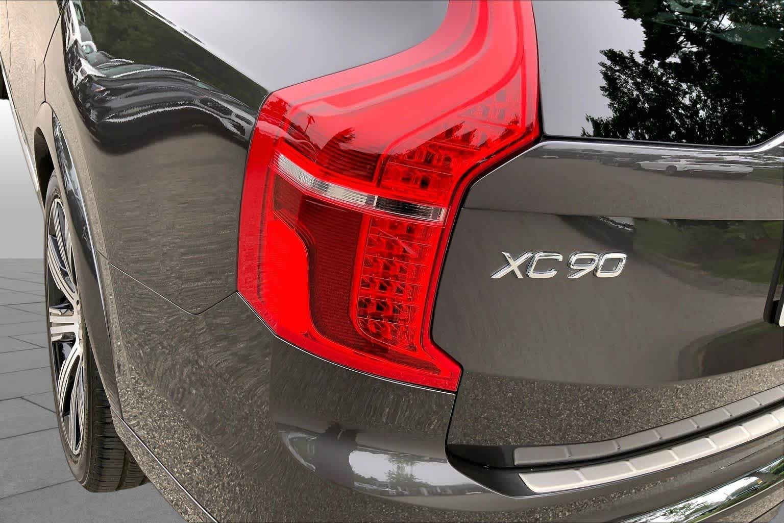 Used 2024 Onyx Black Metallic Volvo Ultimate Bright Theme image 28