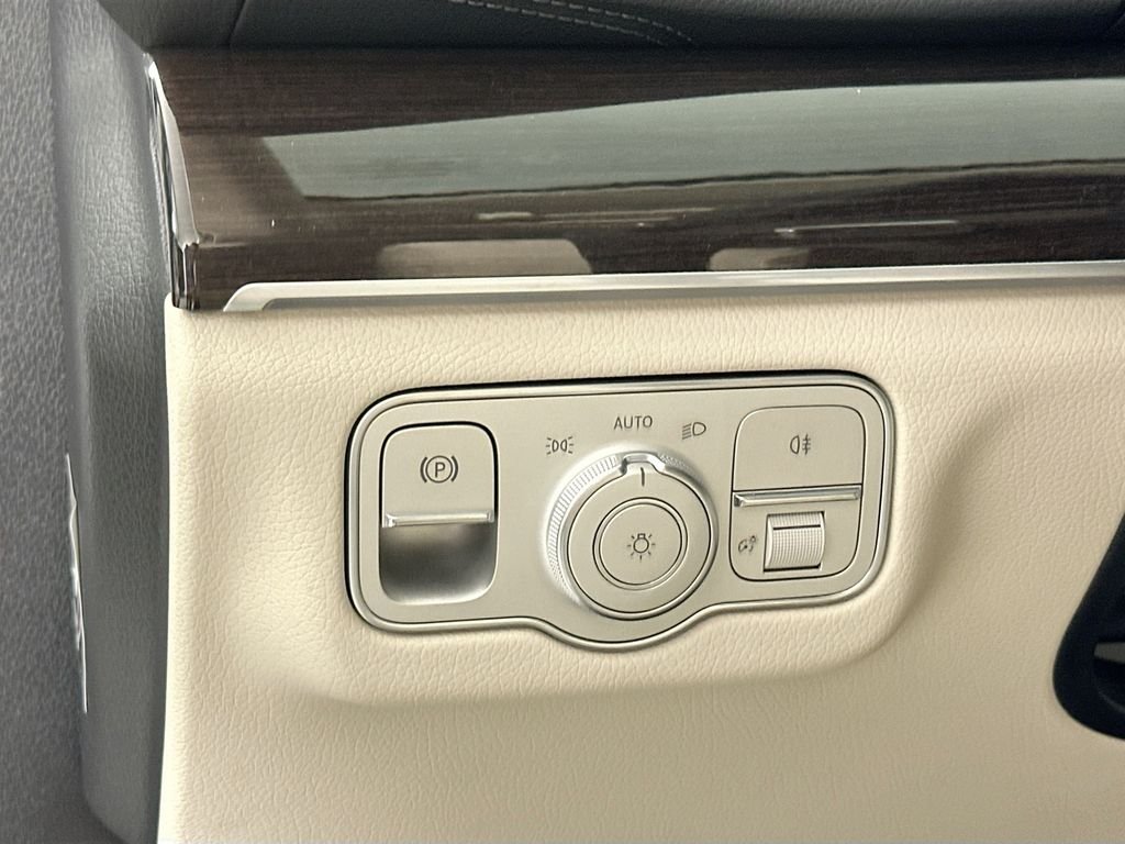 New 2026 MANUFAKTUR Moonlight White Metallic Mercedes-Benz GLS 450 image 10