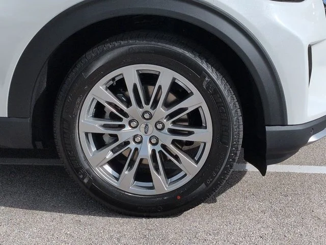 New 2026 Star White Metallic Tri-Coat Ford Platinum™ image 11