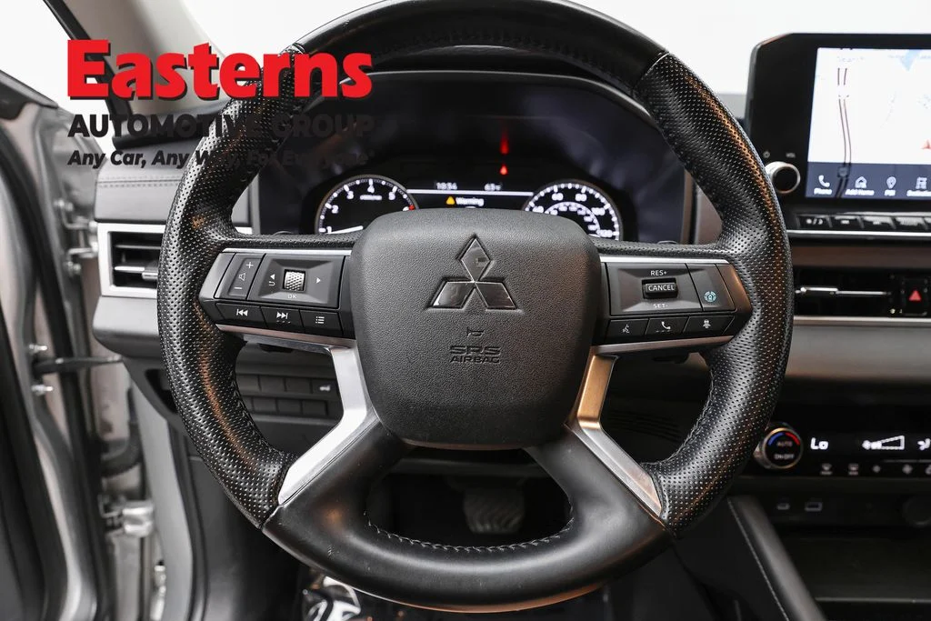 Used 2024 Silver Mitsubishi SE image 10