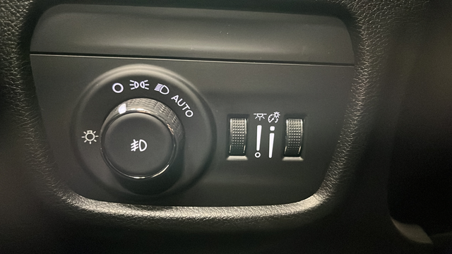 Used 2024 Diamond Black Crystal Pearlcoat Jeep Limited image 33