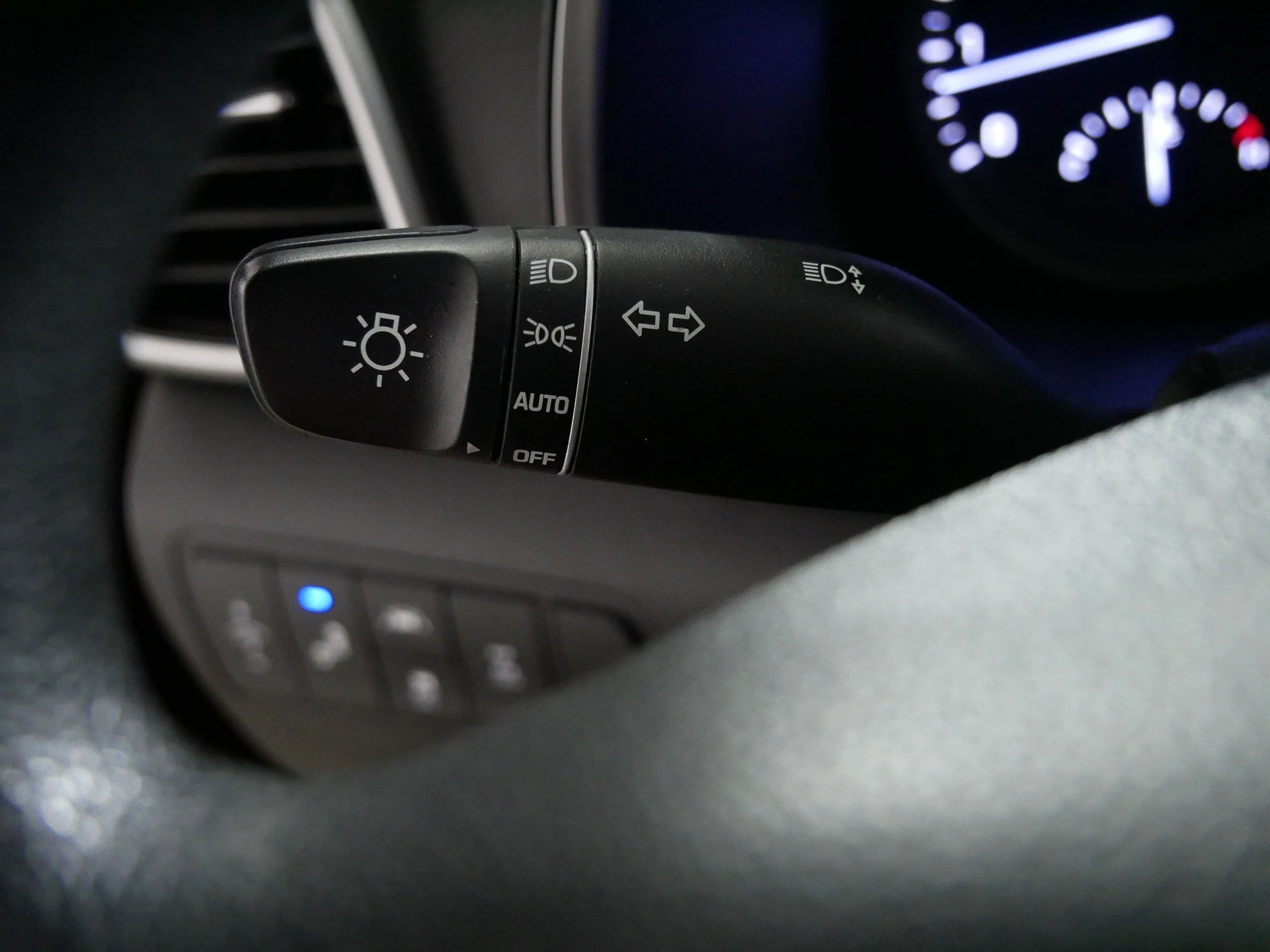 Used 2019 Gemstone Red Hyundai Value image 32