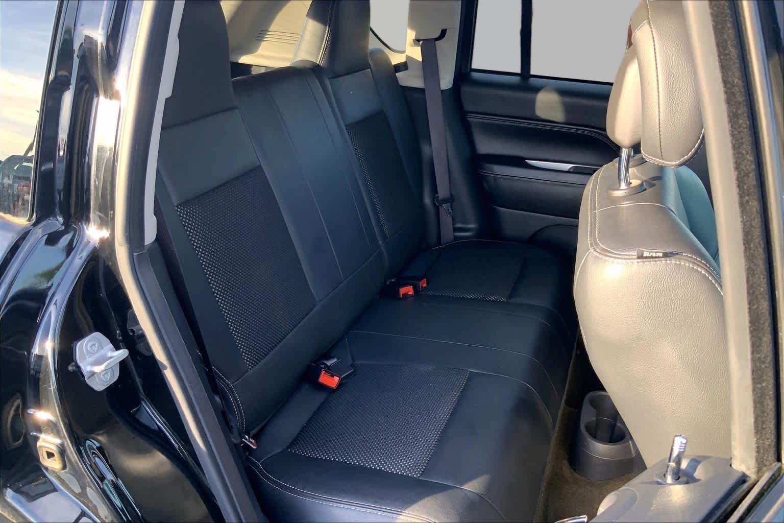 Used 2016 Black Clearcoat Jeep Latitude image 18