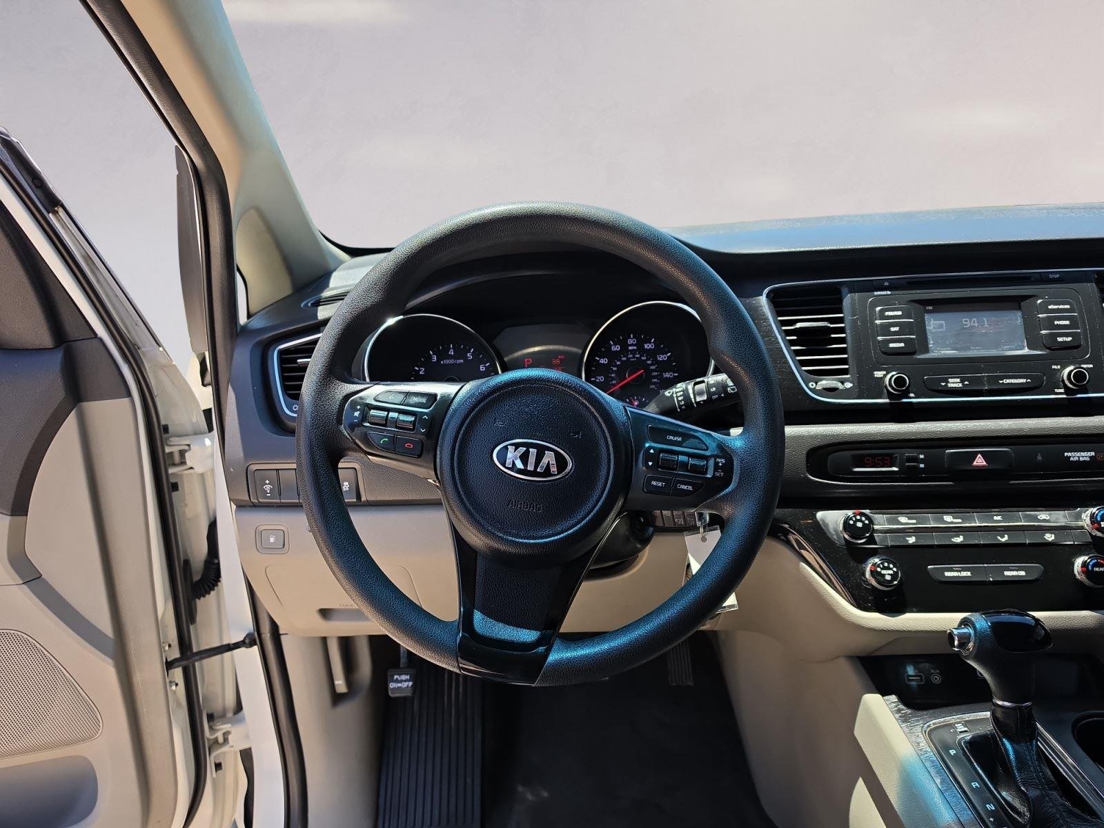 2016 Kia Sedona LX - Photo 12