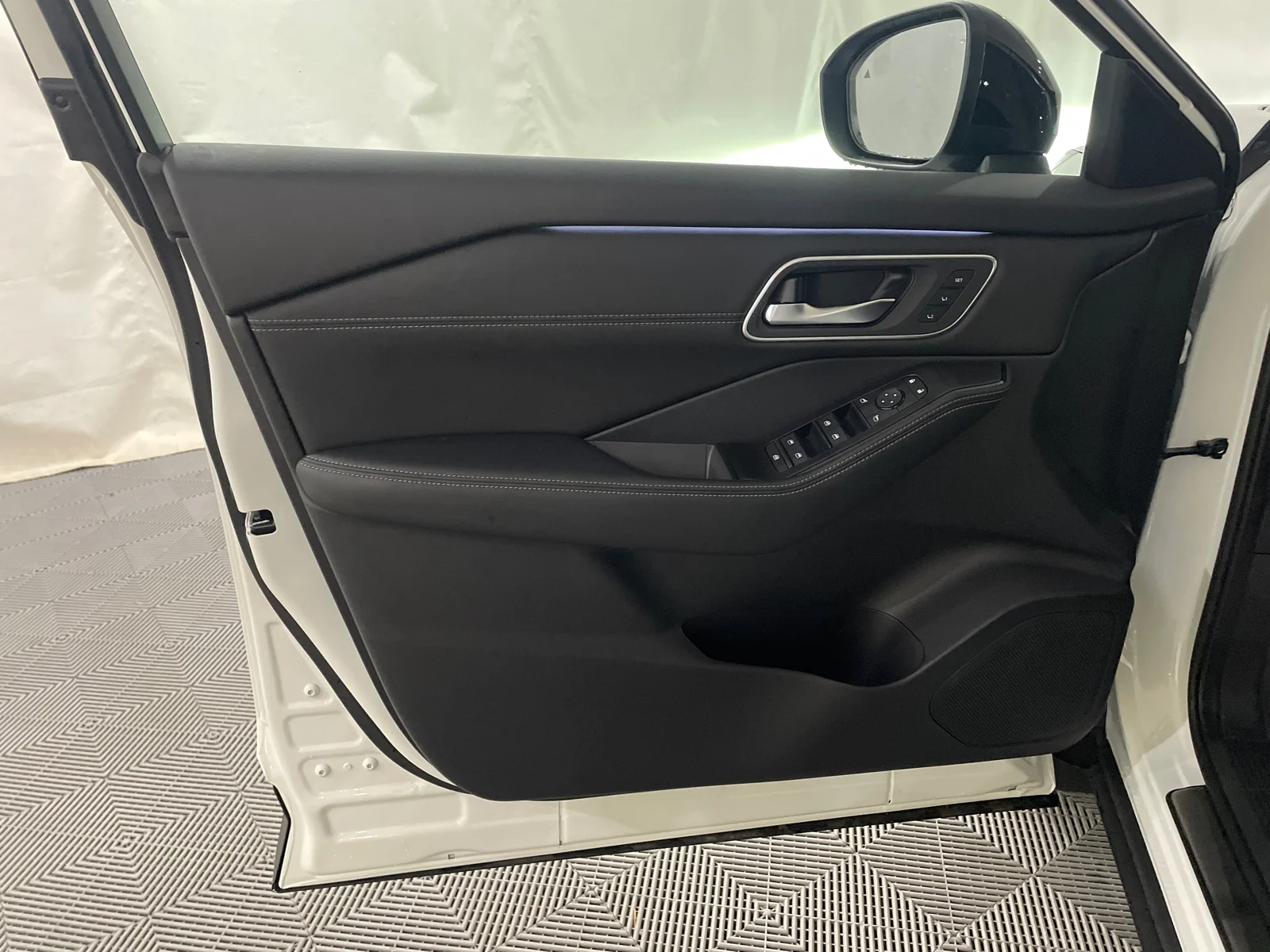 New 2026 Everest White Pearl/Super Black Nissan Platinum image 11