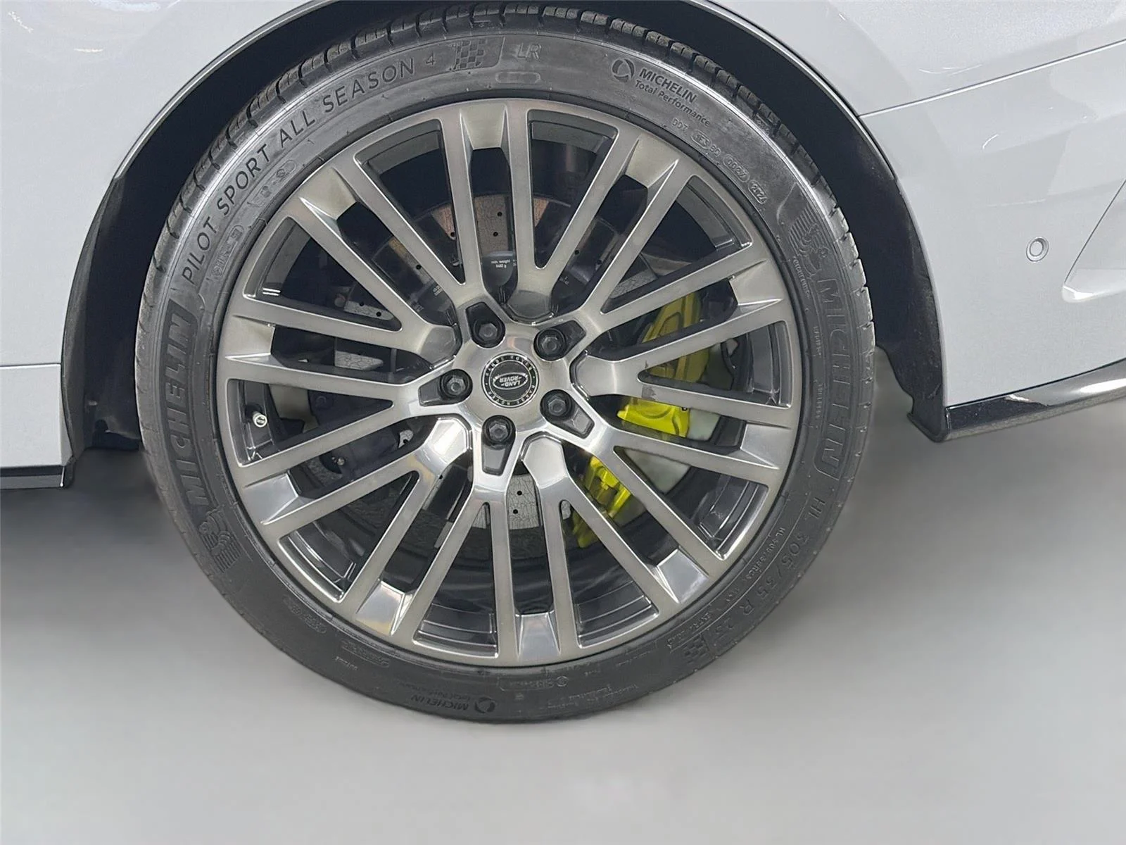 Used 2025 Marl Grey in Gloss finish Land Rover SV Edition Two image 29