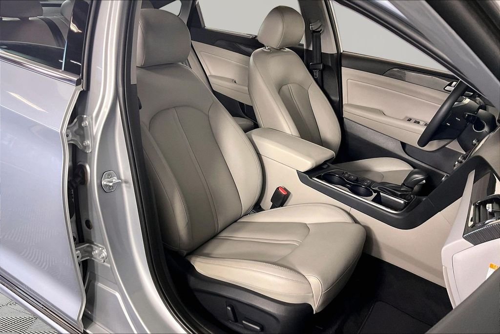Used 2019 Silver Hyundai Limited image 27