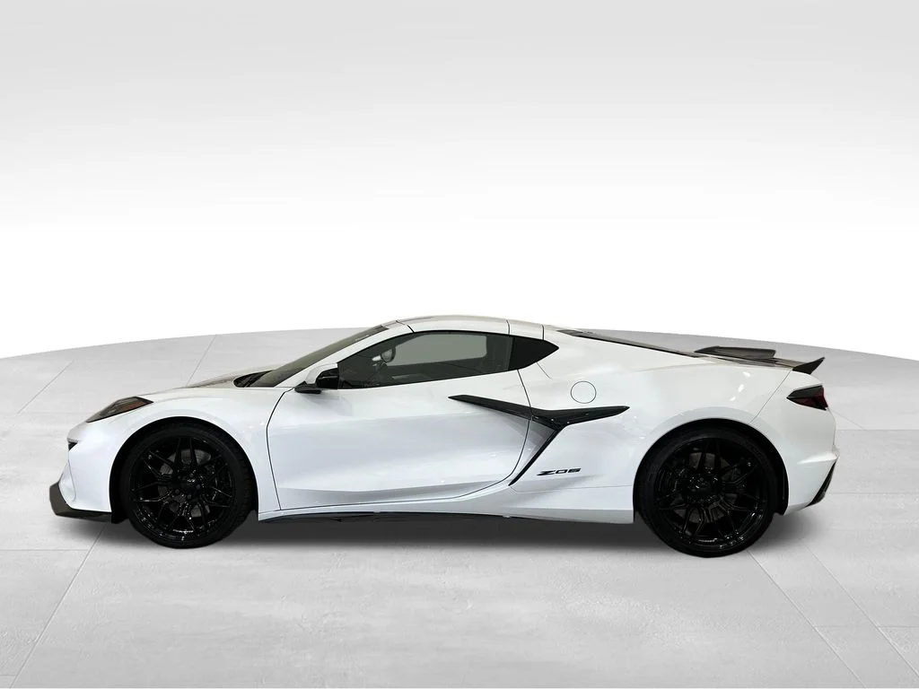 Used 2025 White Chevrolet Z06 image 2