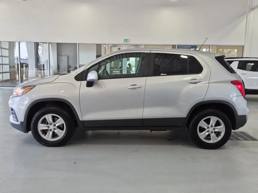 Used 2017 Silver Ice Metallic Chevrolet LS image 5