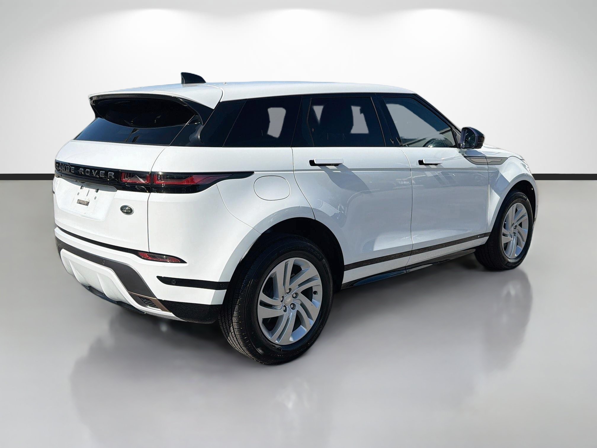 Used 2021 Fuji White Land Rover R-Dynamic S image 3