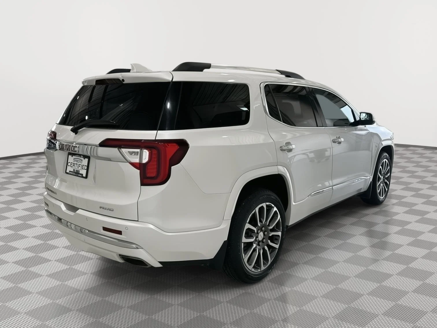 Used 2022 White Frost Tricoat GMC Denali image 5