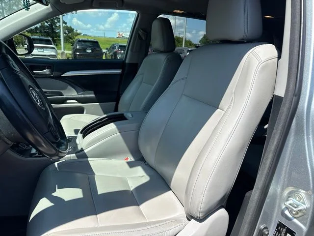 Used 2018 Silver Toyota XLE image 7
