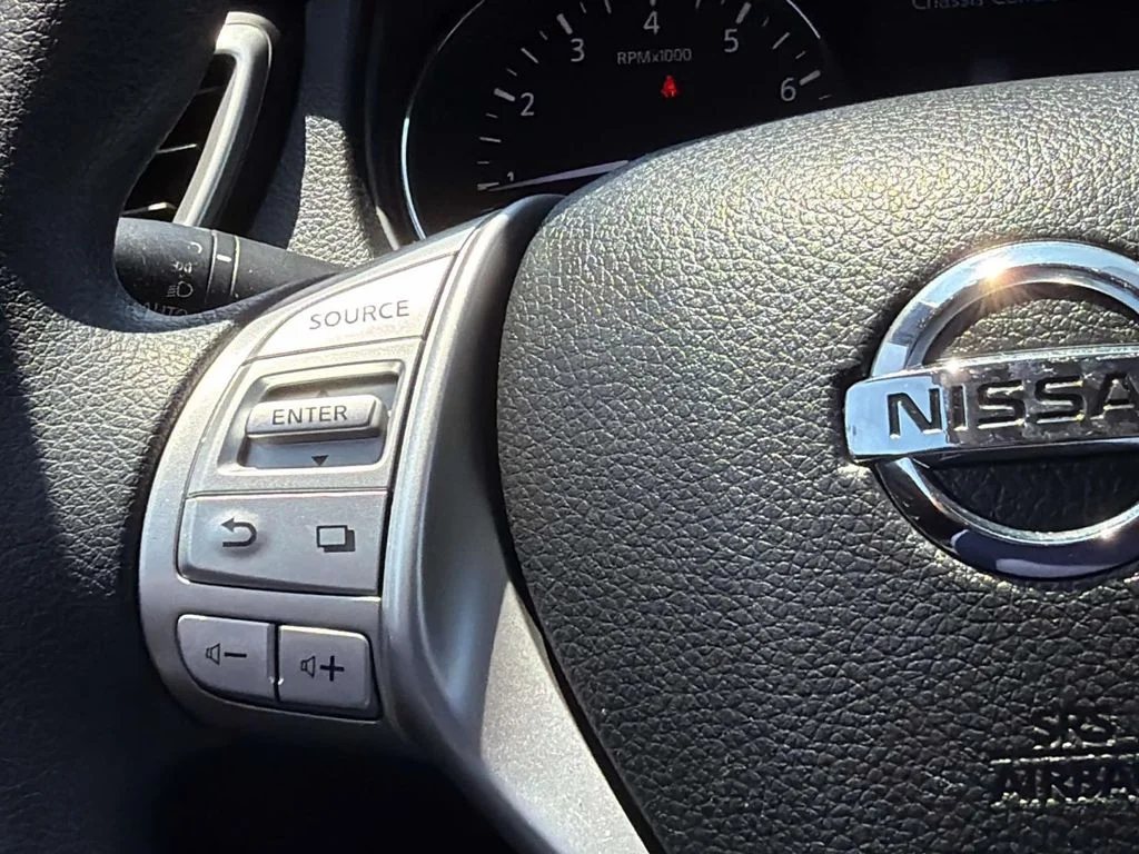 Used 2016 Cayenne Red Nissan SV image 14