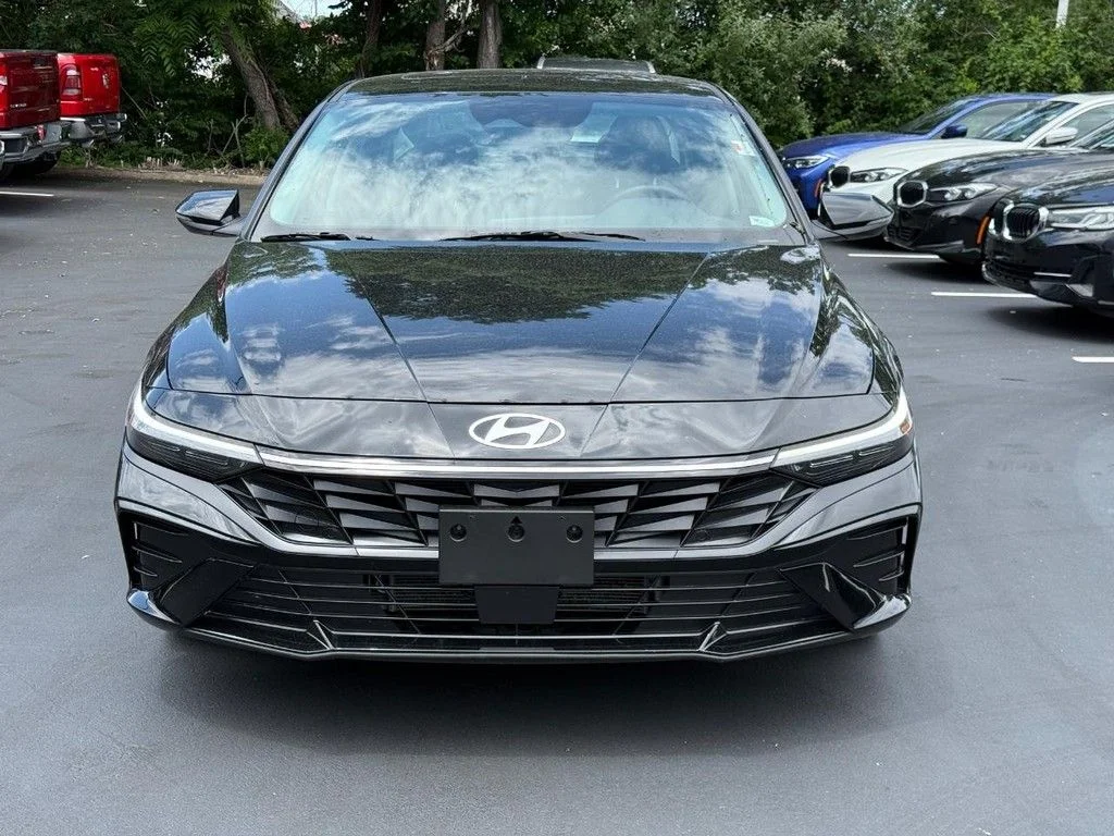 Used 2025 Black Hyundai Limited image 9