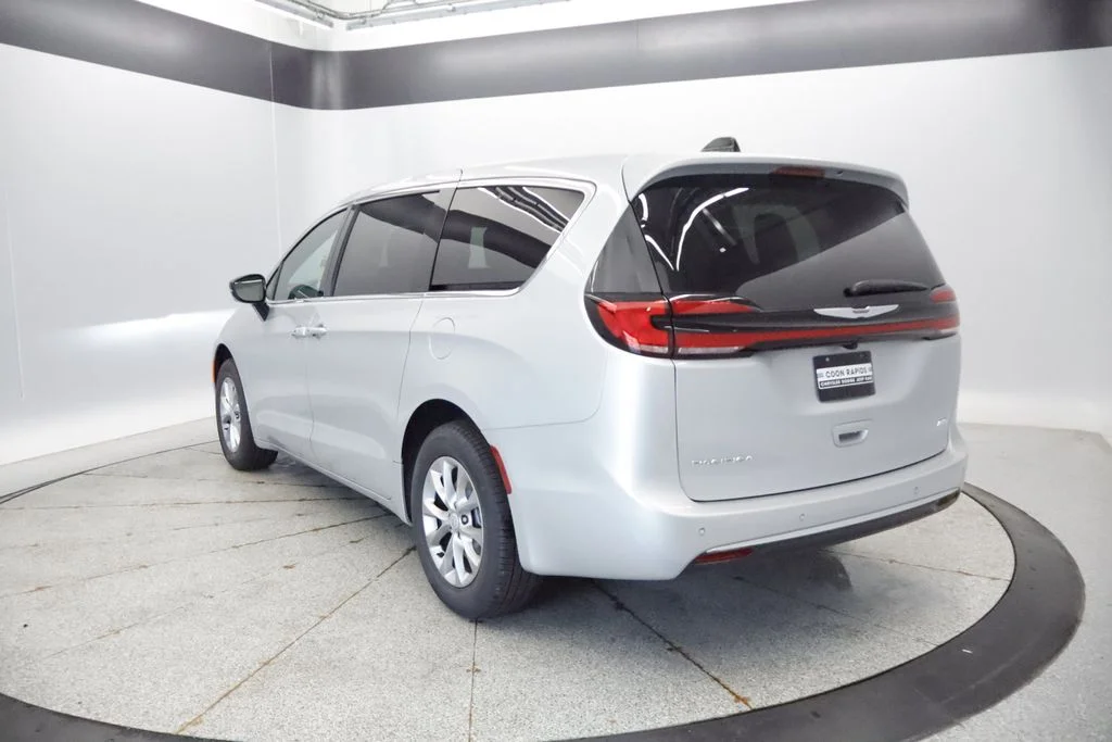 New 2026 Silver Mist Clear-Coat Exterior Paint Chrysler Select image 9
