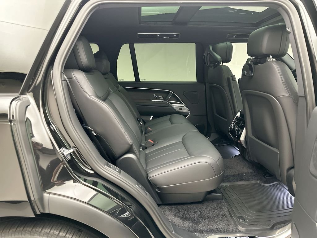 New 2026 Santorini Black Land Rover SE image 7
