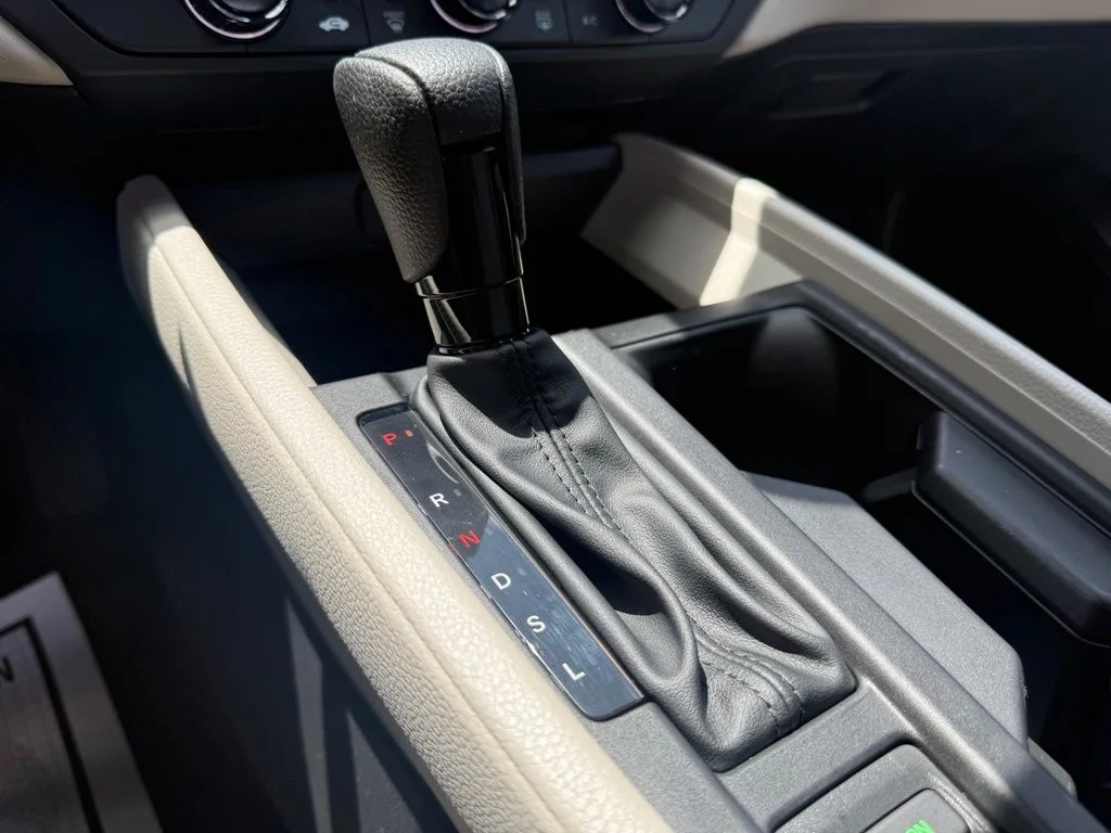 Used 2025 Meteorite Gray Metallic Honda LX image 28
