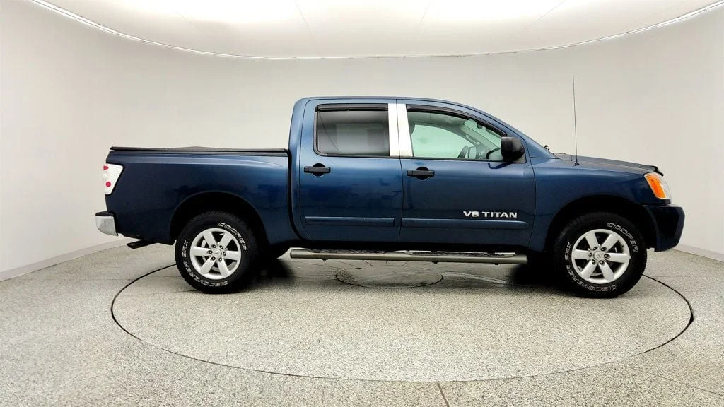 Used 2014 Graphite Blue Metallic Nissan 4WD Crew Cab SWB SV image 4