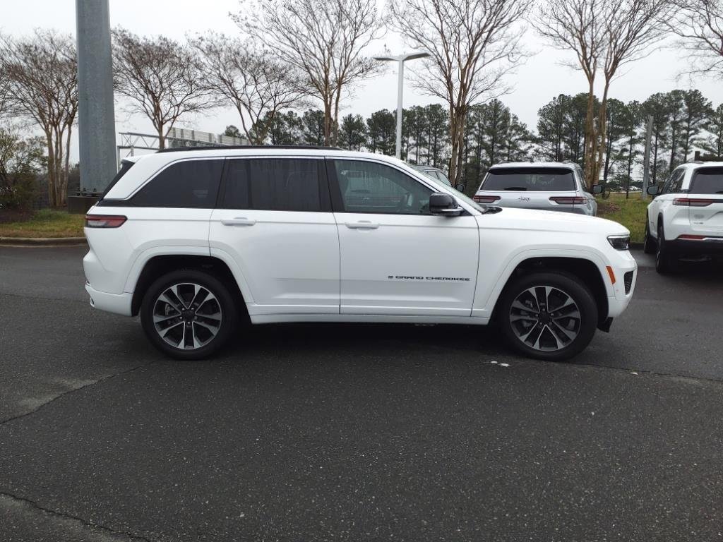 New 2024 Bright White Clear-Coat Exterior Paint Jeep Overland image 24
