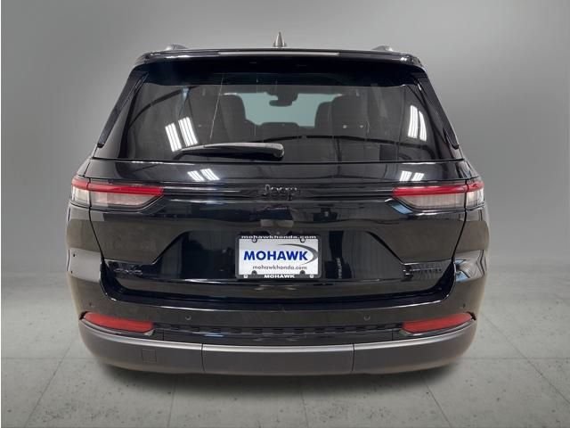 Used 2023 Diamond Black Crystal Pearlcoat Jeep Limited image 4
