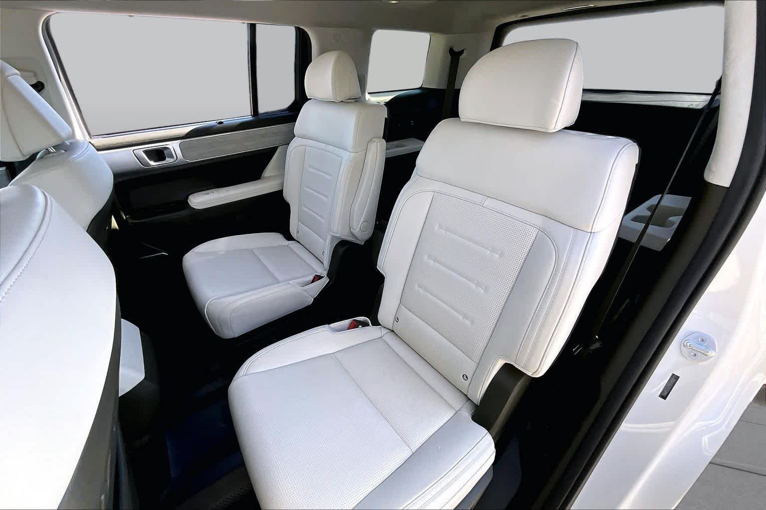 Used 2025 Serenity White Hyundai Calligraphy image 21