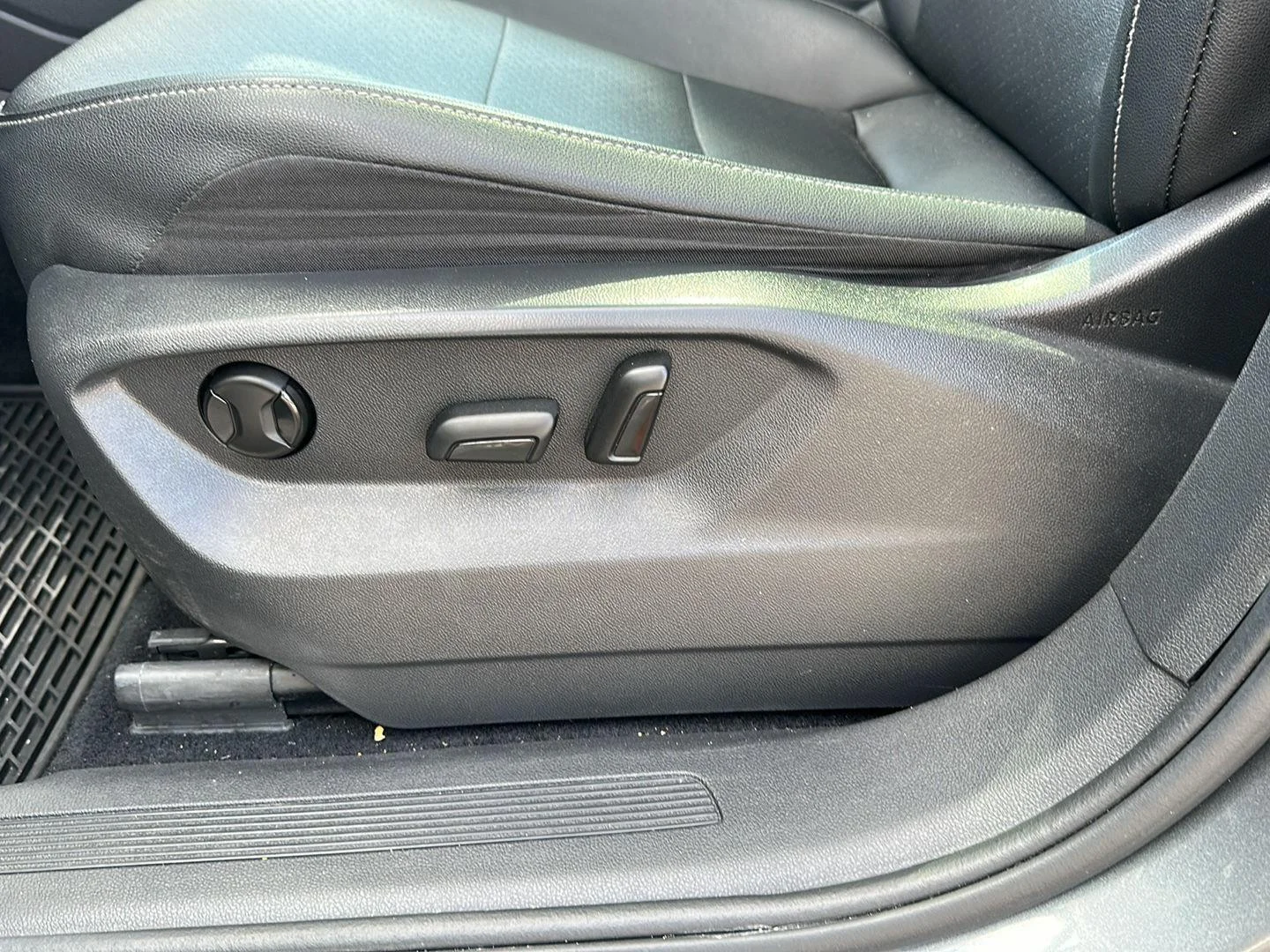 Used 2019 Platinum Gray Metallic Volkswagen SE image 6