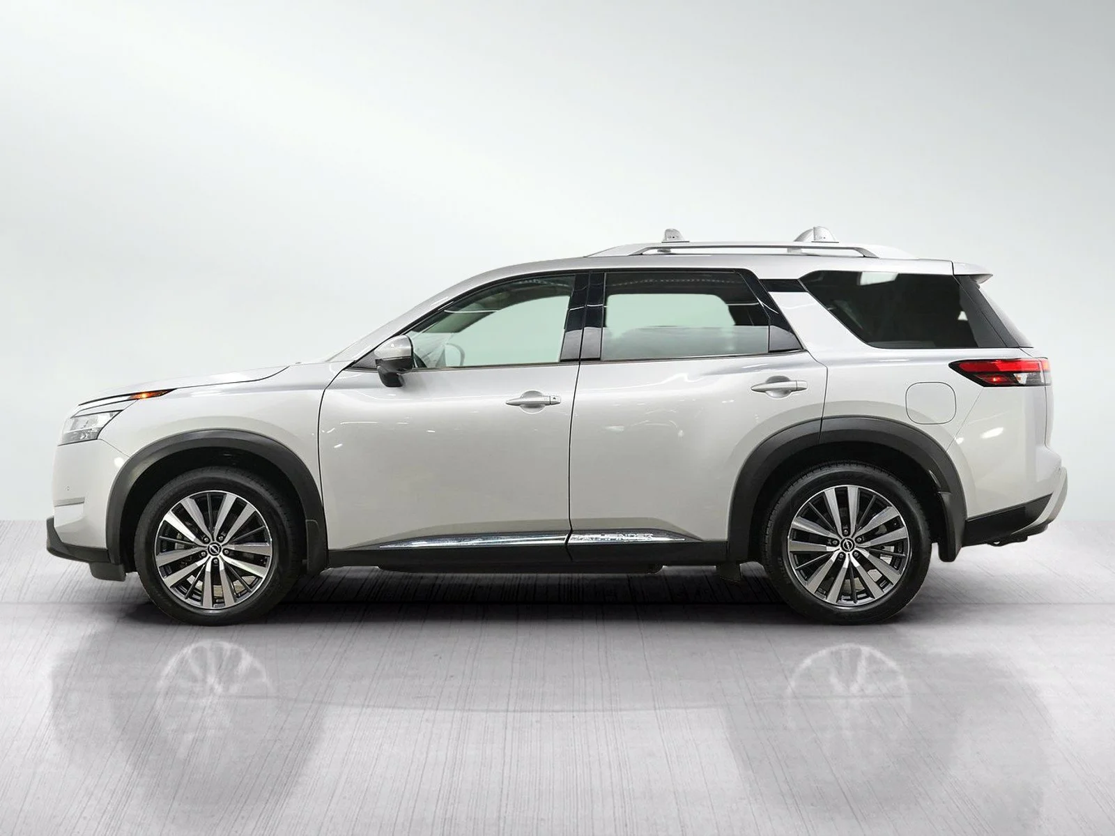 Used 2022 Nissan Pathfinder Platinum with VIN 5N1DR3DK8NC205149 for sale in Burnsville, Minnesota