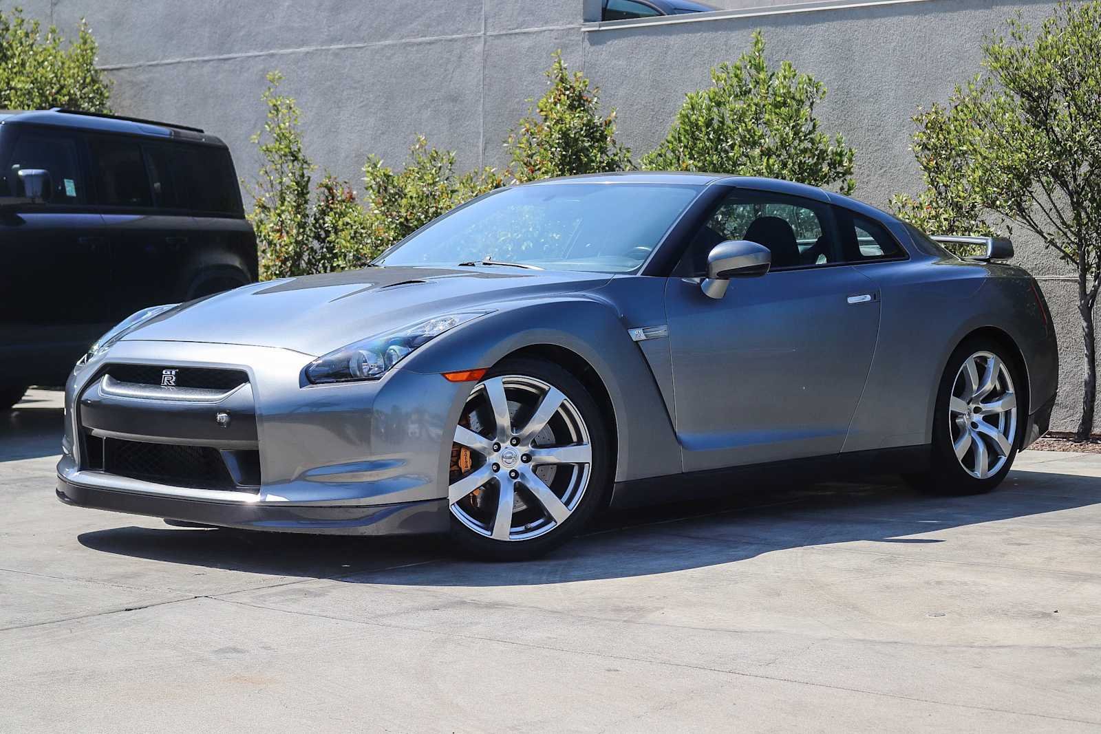 Used 2009 Gun Metallic Nissan Premium image 1