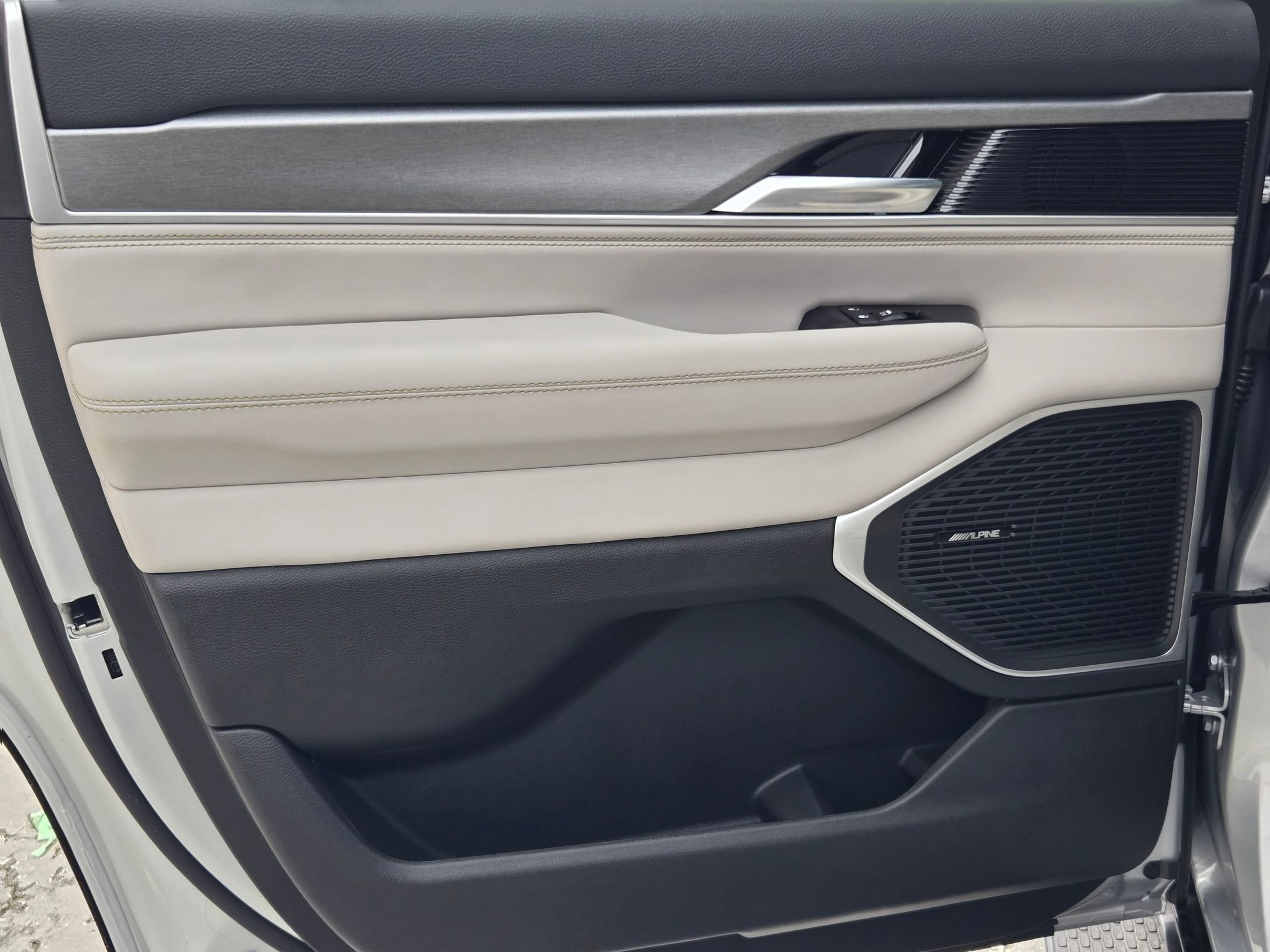 New 2026 Silver-Zynith Exterior Paint Jeep  image 32