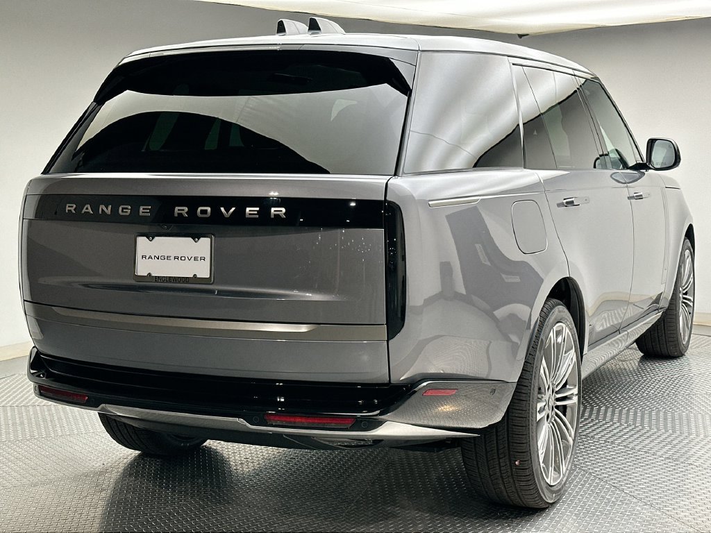 New 2027 Eiger Grey Land Rover SE image 3