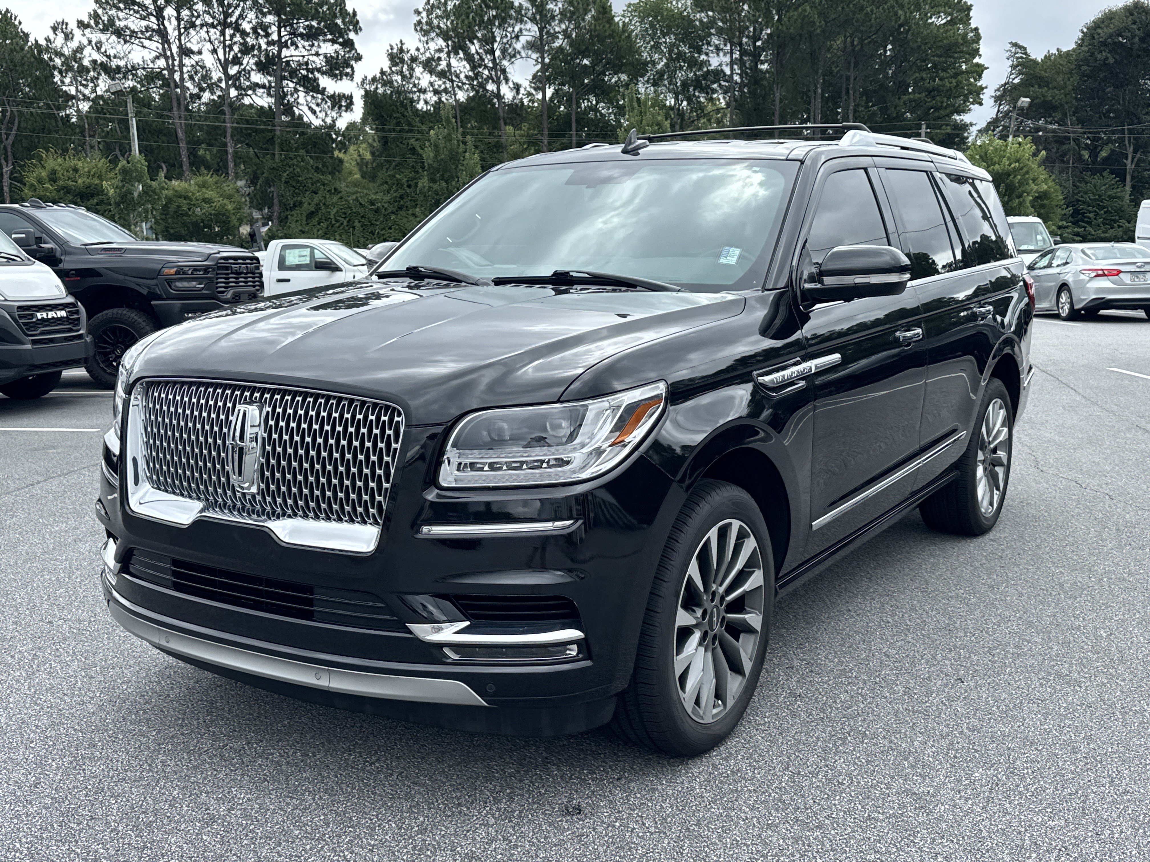 Used 2019 Infinite Black Metallic Lincoln Select image 3