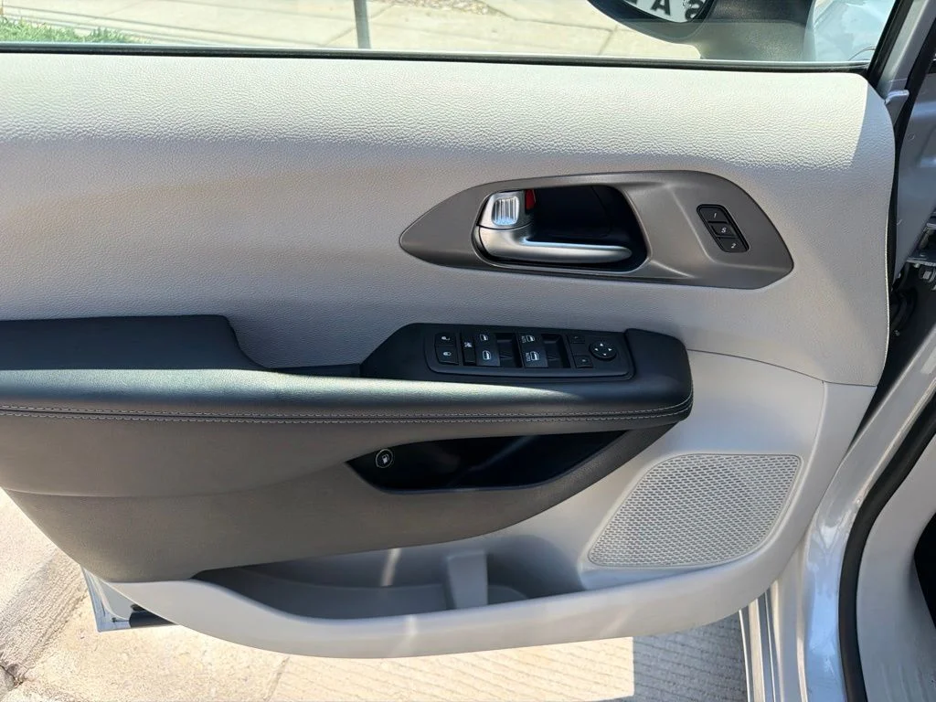 Used 2023 Silver Chrysler Touring L image 7