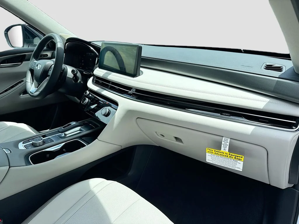 Certified Used 2026 White INFINITI LUXE image 32