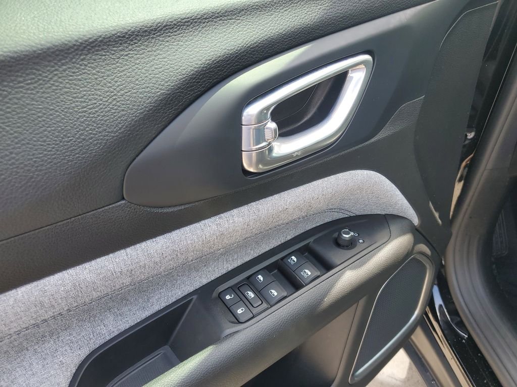Used 2022 Black Jeep Latitude image 10