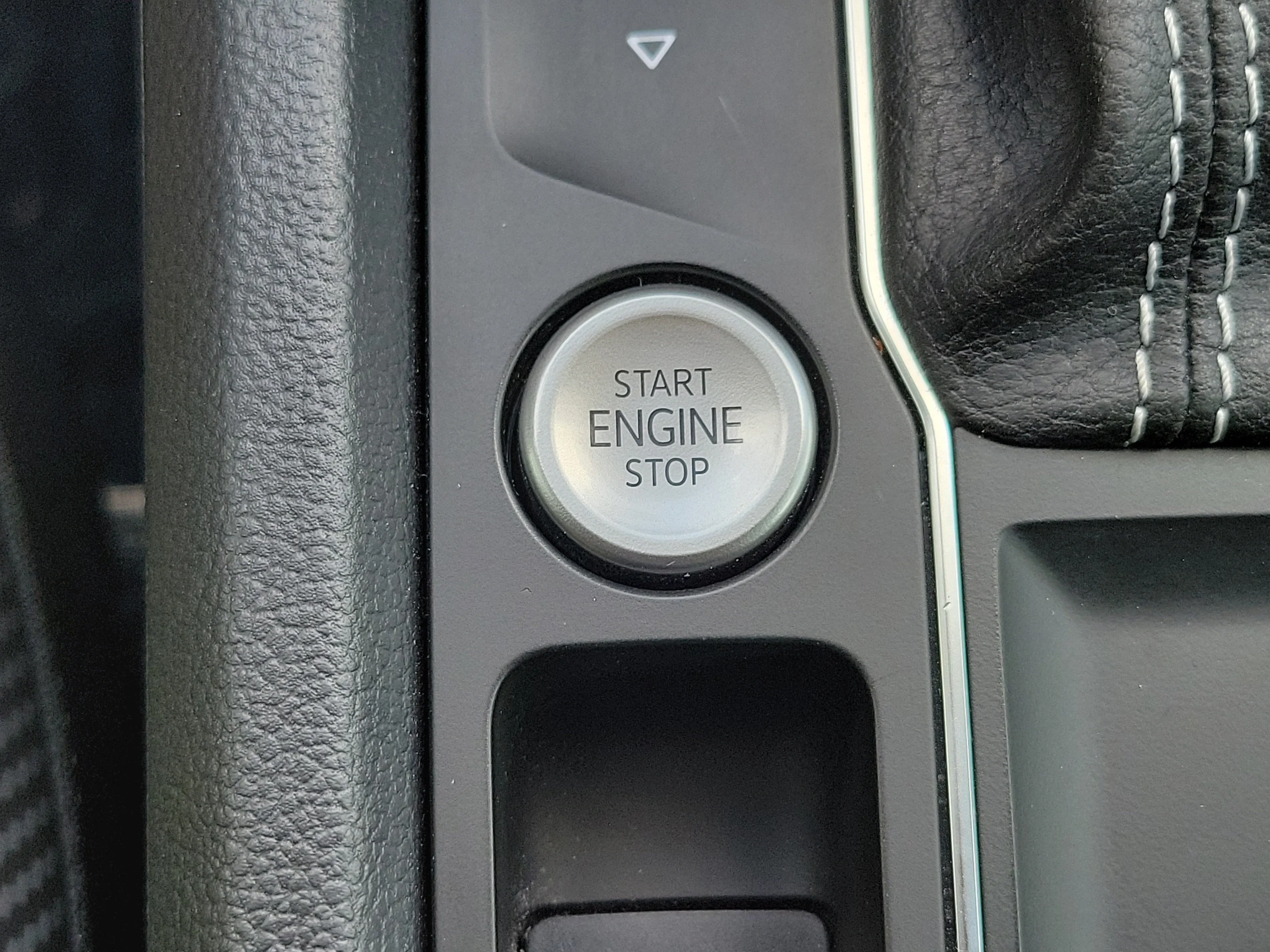 Used 2021  Volkswagen 3.6L V6 SE w/Technology R-Line image 33