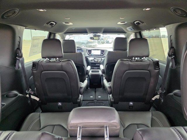New 2026 Diamond Black Crystal Pearl-Coat Exterior Paint Chrysler Select image 10