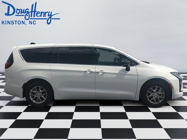 New 2027 Bright White Clear-Coat Exterior Paint Chrysler Select image 6