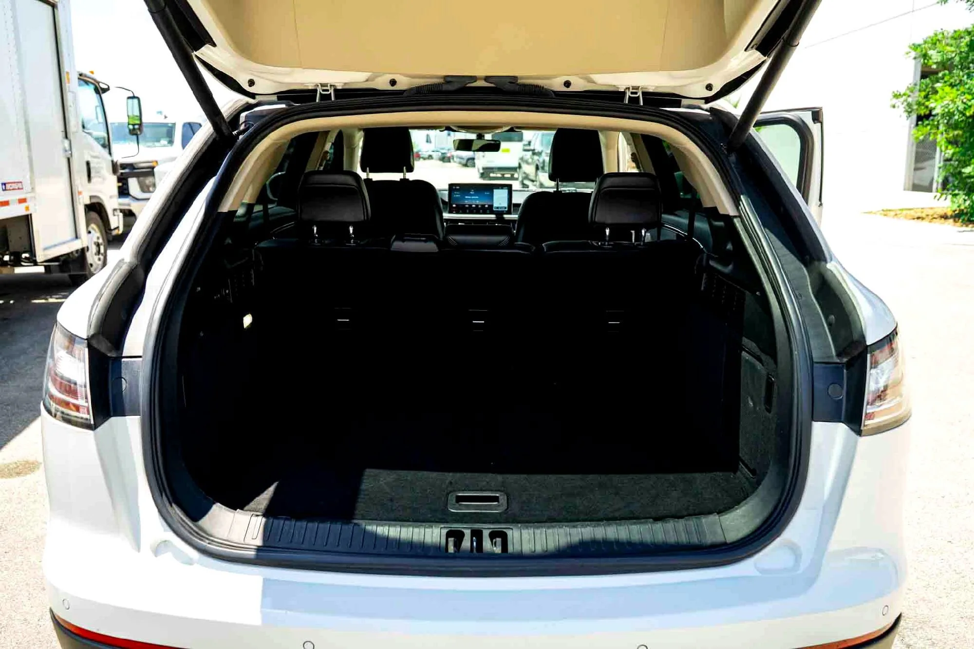 Used 2023 Pristine White Metallic Tri-Coat Lincoln Standard image 33