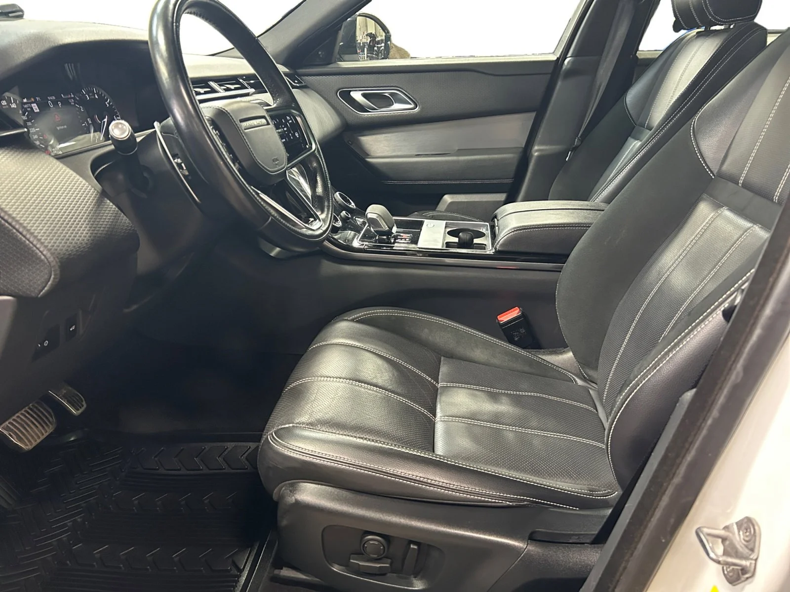 Used 2021 WHITE Land Rover R-DYNAMIC S image 14