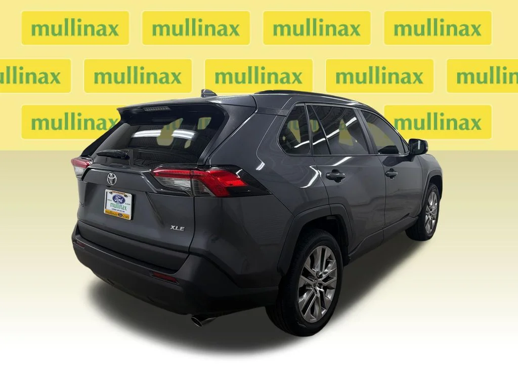 Used 2021 Gray Toyota XLE Premium image 3