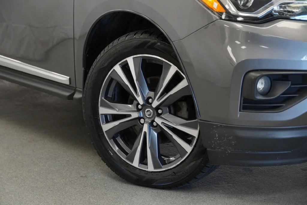 Used 2017 Gun Metallic Nissan Platinum image 9