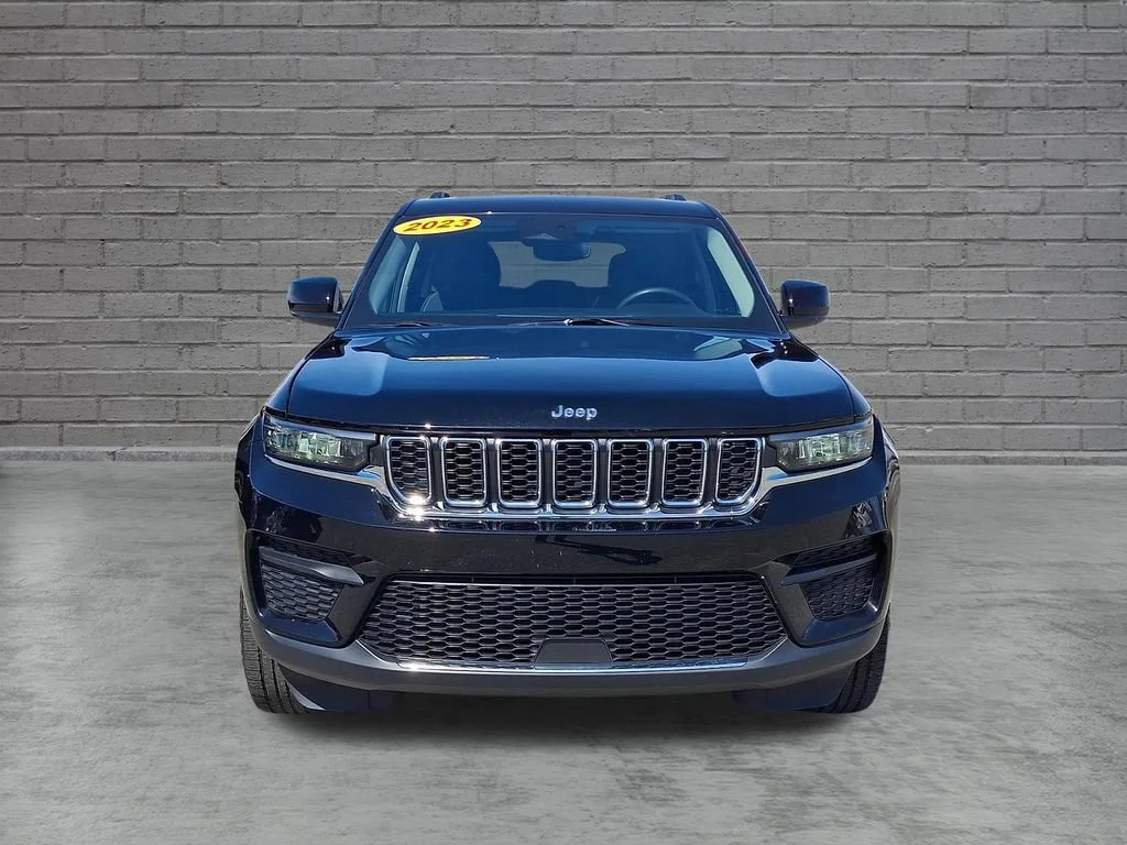 Used 2023 Diamond Black Crystal Pearlcoat Jeep Laredo image 4