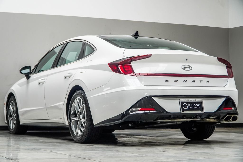 Used 2023 White Hyundai SEL image 9
