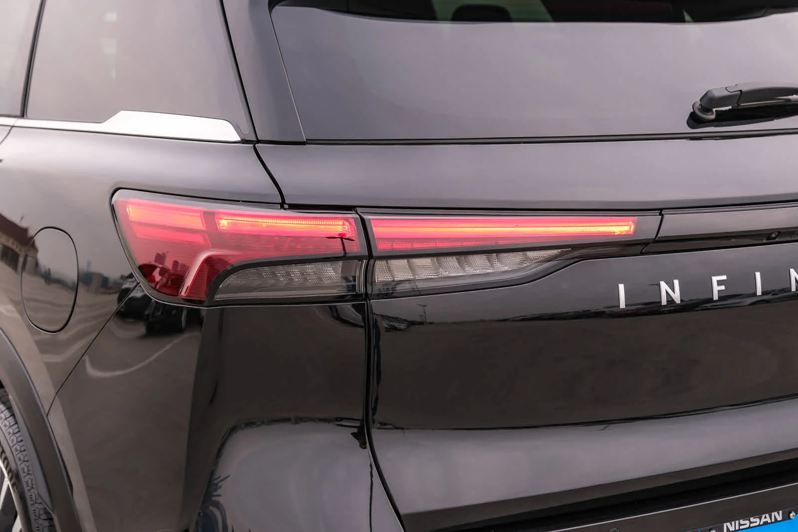 New 2026 MINERAL BLACK INFINITI Luxe FWD image 7