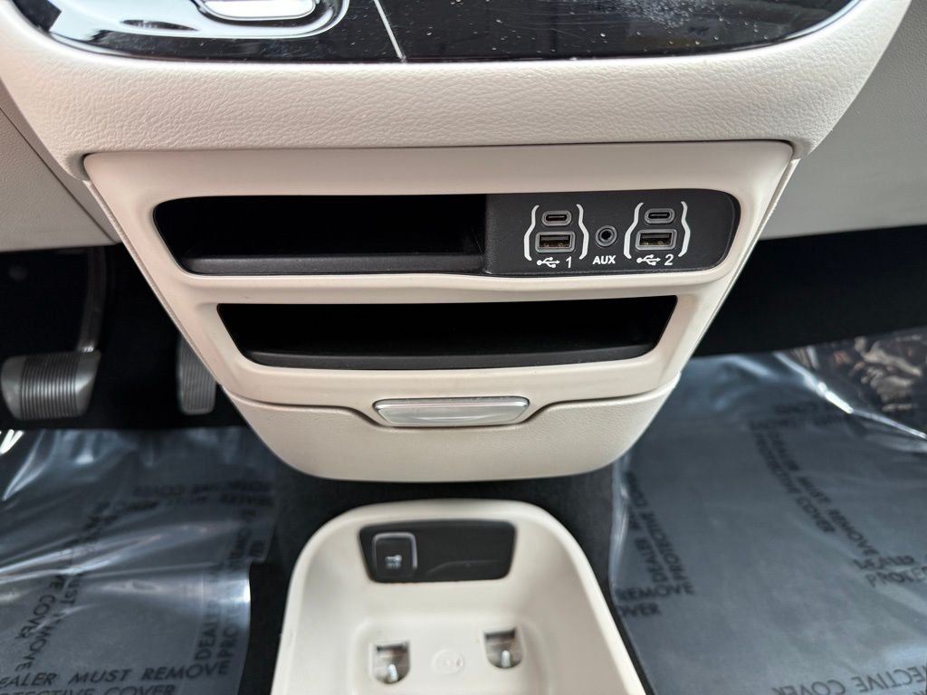 Used 2023 Bright White Clearcoat Chrysler Touring L image 31