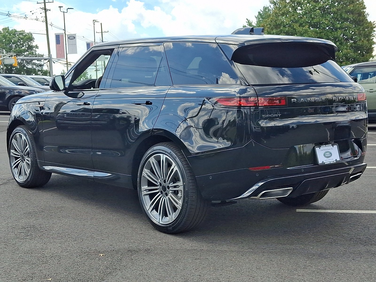 New 2027 Santorini Black Land Rover Dynamic SE image 4