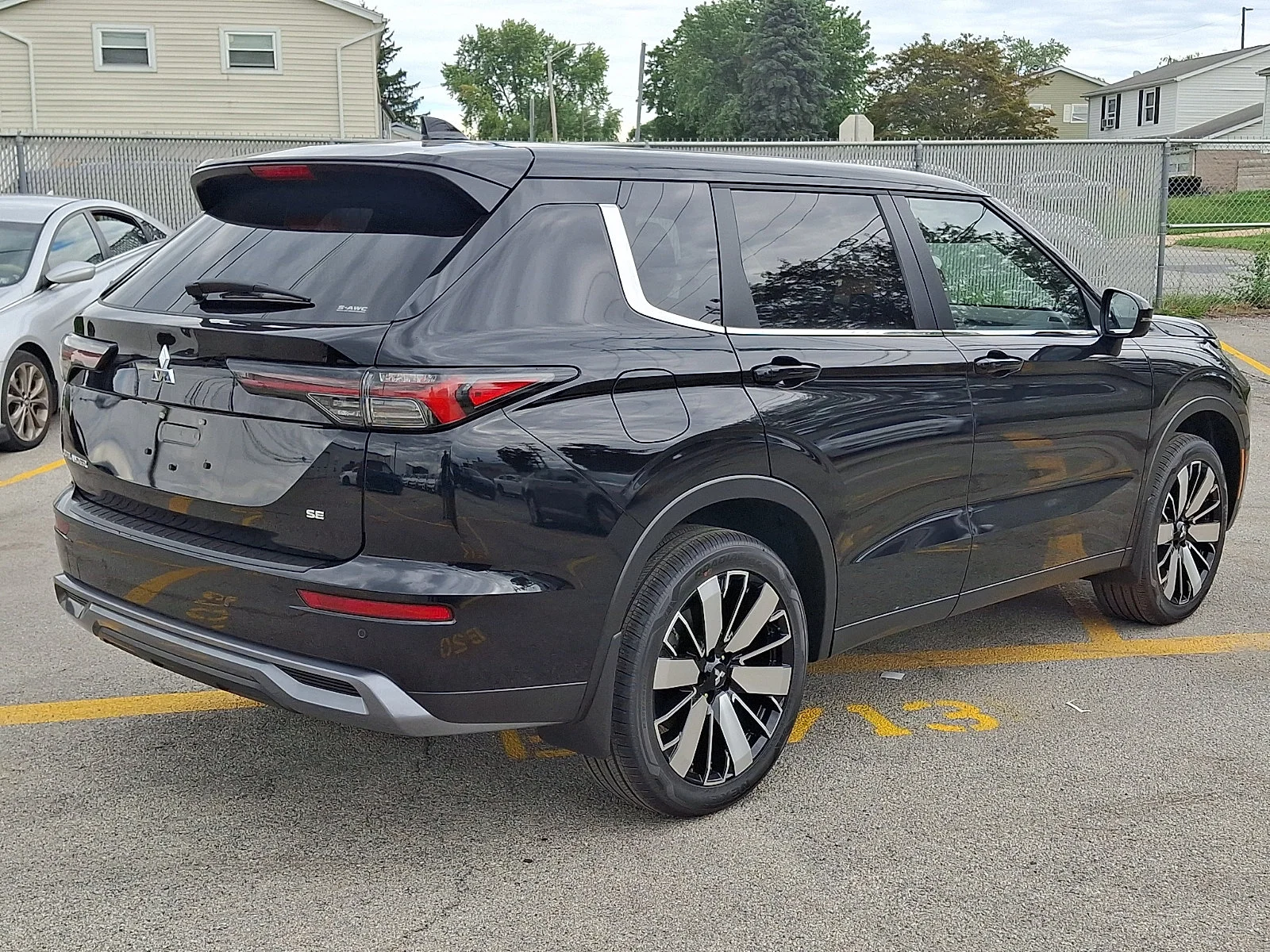 New 2026 Black Mitsubishi SE image 3