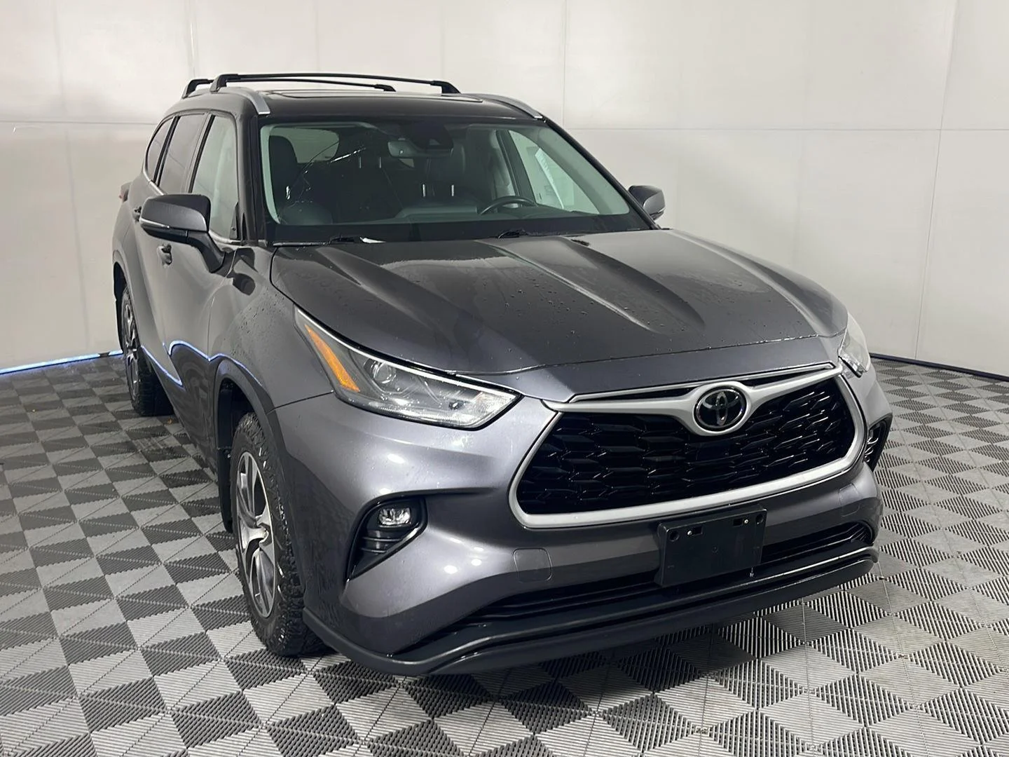 Used 2022 Magnetic Gray Metallic Toyota XLE image 4