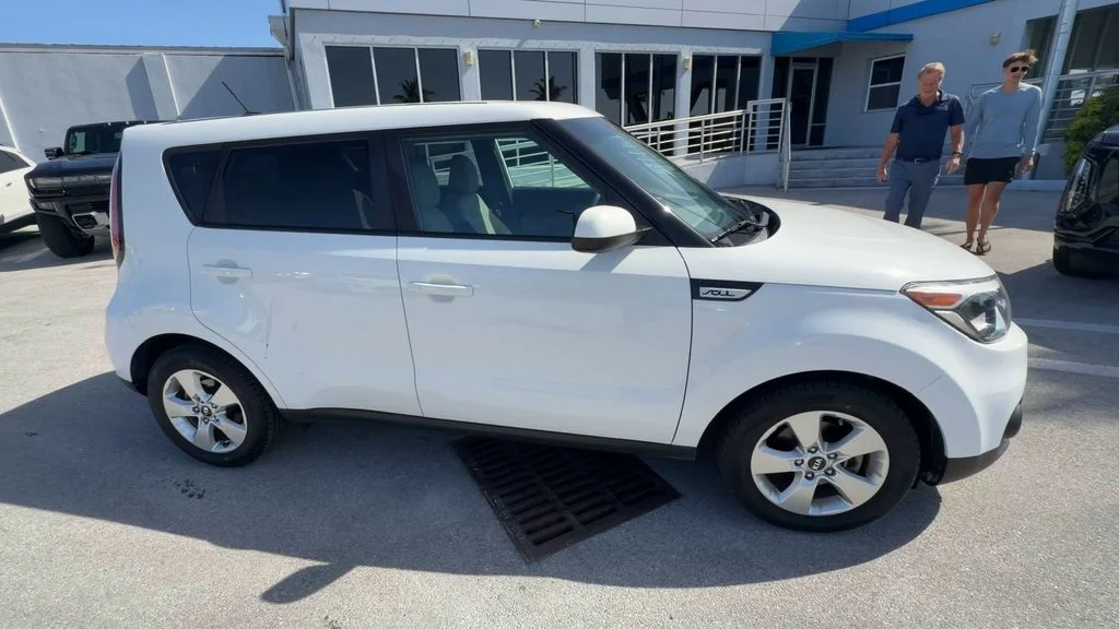 Used 2018 White Kia Base image 9