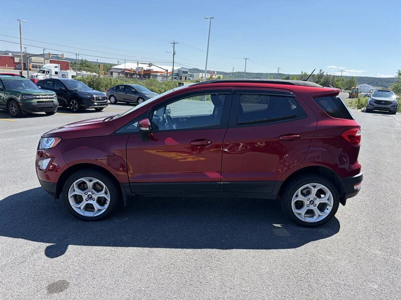 Used 2021 Red Ford SE image 3